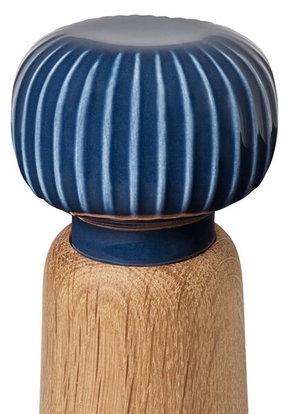 Mlinček za začimbe iz hrastovega lesa s temno modrimi porcelanskimi detajli Kähler Design Hammershoi, višina 17,5 cm