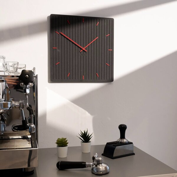 Stenska ura Luxhora Lineara Black 11 barv kazalcev