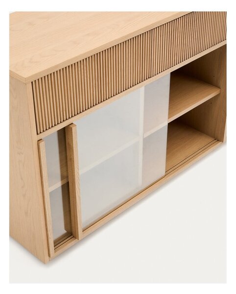 Vitrina v hrastovem dekorju z drsnimi vrati v naravni barvi 200x80x40 cm Helvine – Kave Home