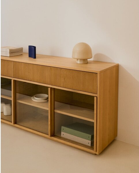 Vitrina v hrastovem dekorju z drsnimi vrati v naravni barvi 200x80x40 cm Helvine – Kave Home