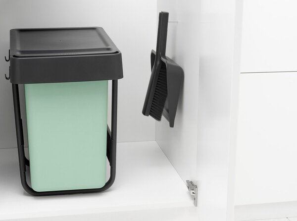 Metlica in smetišnica SinkSide – Brabantia