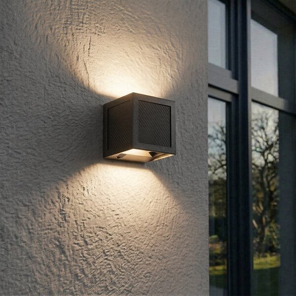 PRIOS LED-sončna stenska svetilka Avvin, črna, kockasta, s senzorjem, Črna, Kovina, Sodobni